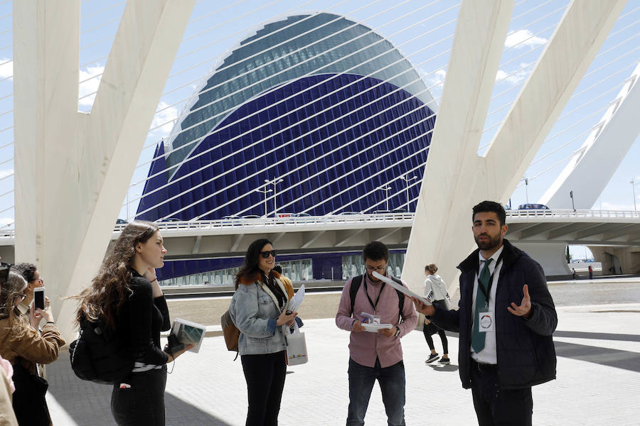 Turismo València ha presentado este miércoles las rutas turísticas 'Valencia de cine', que mostrarán a los más cinéfilos los espacios de la ciudad --por el centro histórico y la Ciutat de les Arts i les Ciències-- donde se han rodado películas como 'Tomorrowland', producciones de Bollywood o series como 'Dr Who' y 'El embarcadero'. Una de las rutas, que comenzará a partir de este sábado, consistirá en una visita guiada por los emplazamientos de las diferentes producciones audiovisuales rodadas en La Ciutat de les Arts i les Ciències. La otra transitará por el centro histórico de la ciudad, aunque en este caso no será guiada, sino con un plano incorporado y códigos QR, según ha explicado el director de la Fundación Turismo València, Antonio Bernabé. Los visitantes de la ruta de la Ciutat de les Arts i les Ciències podrán identificar los escenarios de rodaje de películas y series como las señaladas, a través del material gráfico facilitado. Según apunta Bernabé, esta es una propuesta «más» para los turistas y los propios valencianos «que pueden descubrir la Ciutat de les Arts i les Ciències desde la perspectiva de los rodajes». En el caso de la ruta por el casco histórico de València, se abarcará una zona «donde se han rodado más series y películas en estos últimos años» y mediante códigos QR, «el visitante podrá conectarse y así reconocer los lugares donde se han rodado algunas de las escenas», remarca el representante Turismo València. Los recorridos se realizarán el último sábado de cada mes --excepto en agosto-- y son productos independientes, que se pueden adquirir en la web de Turismo València o en cualquiera de las oficinas turísticas y se podrán hacer tanto en castellano como en inglés. El precio de la visita guiada será de 16 euros e incluirá una degustación de horchata.