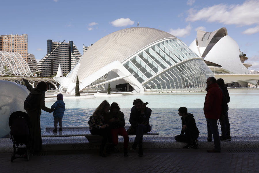 Turismo València ha presentado este miércoles las rutas turísticas 'Valencia de cine', que mostrarán a los más cinéfilos los espacios de la ciudad --por el centro histórico y la Ciutat de les Arts i les Ciències-- donde se han rodado películas como 'Tomorrowland', producciones de Bollywood o series como 'Dr Who' y 'El embarcadero'. Una de las rutas, que comenzará a partir de este sábado, consistirá en una visita guiada por los emplazamientos de las diferentes producciones audiovisuales rodadas en La Ciutat de les Arts i les Ciències. La otra transitará por el centro histórico de la ciudad, aunque en este caso no será guiada, sino con un plano incorporado y códigos QR, según ha explicado el director de la Fundación Turismo València, Antonio Bernabé. Los visitantes de la ruta de la Ciutat de les Arts i les Ciències podrán identificar los escenarios de rodaje de películas y series como las señaladas, a través del material gráfico facilitado. Según apunta Bernabé, esta es una propuesta «más» para los turistas y los propios valencianos «que pueden descubrir la Ciutat de les Arts i les Ciències desde la perspectiva de los rodajes». En el caso de la ruta por el casco histórico de València, se abarcará una zona «donde se han rodado más series y películas en estos últimos años» y mediante códigos QR, «el visitante podrá conectarse y así reconocer los lugares donde se han rodado algunas de las escenas», remarca el representante Turismo València. Los recorridos se realizarán el último sábado de cada mes --excepto en agosto-- y son productos independientes, que se pueden adquirir en la web de Turismo València o en cualquiera de las oficinas turísticas y se podrán hacer tanto en castellano como en inglés. El precio de la visita guiada será de 16 euros e incluirá una degustación de horchata.