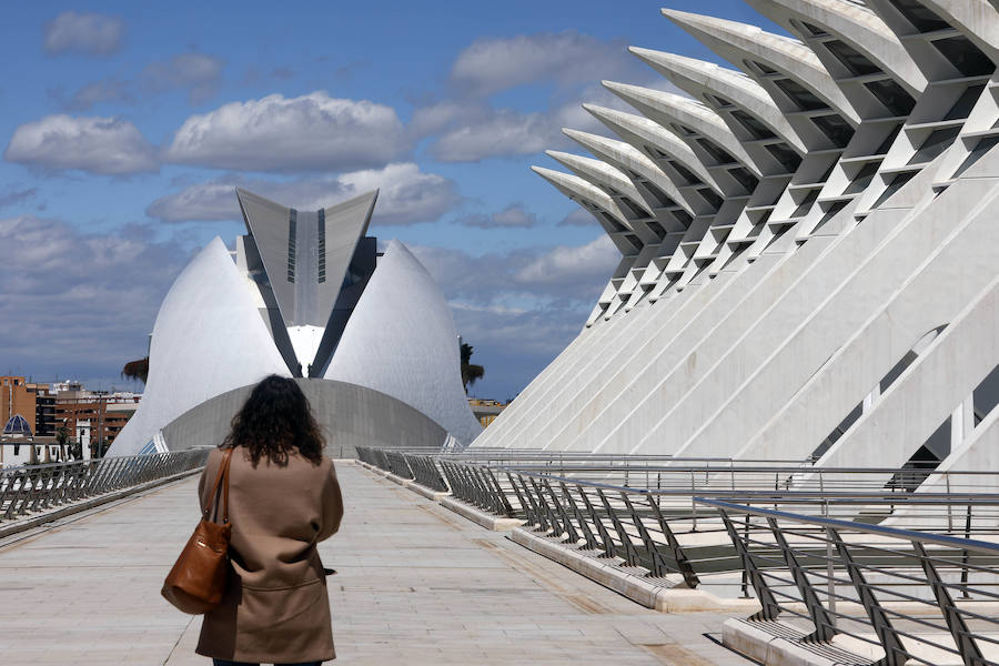 Turismo València ha presentado este miércoles las rutas turísticas 'Valencia de cine', que mostrarán a los más cinéfilos los espacios de la ciudad --por el centro histórico y la Ciutat de les Arts i les Ciències-- donde se han rodado películas como 'Tomorrowland', producciones de Bollywood o series como 'Dr Who' y 'El embarcadero'. Una de las rutas, que comenzará a partir de este sábado, consistirá en una visita guiada por los emplazamientos de las diferentes producciones audiovisuales rodadas en La Ciutat de les Arts i les Ciències. La otra transitará por el centro histórico de la ciudad, aunque en este caso no será guiada, sino con un plano incorporado y códigos QR, según ha explicado el director de la Fundación Turismo València, Antonio Bernabé. Los visitantes de la ruta de la Ciutat de les Arts i les Ciències podrán identificar los escenarios de rodaje de películas y series como las señaladas, a través del material gráfico facilitado. Según apunta Bernabé, esta es una propuesta «más» para los turistas y los propios valencianos «que pueden descubrir la Ciutat de les Arts i les Ciències desde la perspectiva de los rodajes». En el caso de la ruta por el casco histórico de València, se abarcará una zona «donde se han rodado más series y películas en estos últimos años» y mediante códigos QR, «el visitante podrá conectarse y así reconocer los lugares donde se han rodado algunas de las escenas», remarca el representante Turismo València. Los recorridos se realizarán el último sábado de cada mes --excepto en agosto-- y son productos independientes, que se pueden adquirir en la web de Turismo València o en cualquiera de las oficinas turísticas y se podrán hacer tanto en castellano como en inglés. El precio de la visita guiada será de 16 euros e incluirá una degustación de horchata.