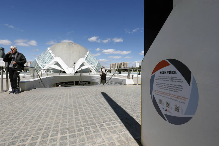 Turismo València ha presentado este miércoles las rutas turísticas 'Valencia de cine', que mostrarán a los más cinéfilos los espacios de la ciudad --por el centro histórico y la Ciutat de les Arts i les Ciències-- donde se han rodado películas como 'Tomorrowland', producciones de Bollywood o series como 'Dr Who' y 'El embarcadero'. Una de las rutas, que comenzará a partir de este sábado, consistirá en una visita guiada por los emplazamientos de las diferentes producciones audiovisuales rodadas en La Ciutat de les Arts i les Ciències. La otra transitará por el centro histórico de la ciudad, aunque en este caso no será guiada, sino con un plano incorporado y códigos QR, según ha explicado el director de la Fundación Turismo València, Antonio Bernabé. Los visitantes de la ruta de la Ciutat de les Arts i les Ciències podrán identificar los escenarios de rodaje de películas y series como las señaladas, a través del material gráfico facilitado. Según apunta Bernabé, esta es una propuesta «más» para los turistas y los propios valencianos «que pueden descubrir la Ciutat de les Arts i les Ciències desde la perspectiva de los rodajes». En el caso de la ruta por el casco histórico de València, se abarcará una zona «donde se han rodado más series y películas en estos últimos años» y mediante códigos QR, «el visitante podrá conectarse y así reconocer los lugares donde se han rodado algunas de las escenas», remarca el representante Turismo València. Los recorridos se realizarán el último sábado de cada mes --excepto en agosto-- y son productos independientes, que se pueden adquirir en la web de Turismo València o en cualquiera de las oficinas turísticas y se podrán hacer tanto en castellano como en inglés. El precio de la visita guiada será de 16 euros e incluirá una degustación de horchata.