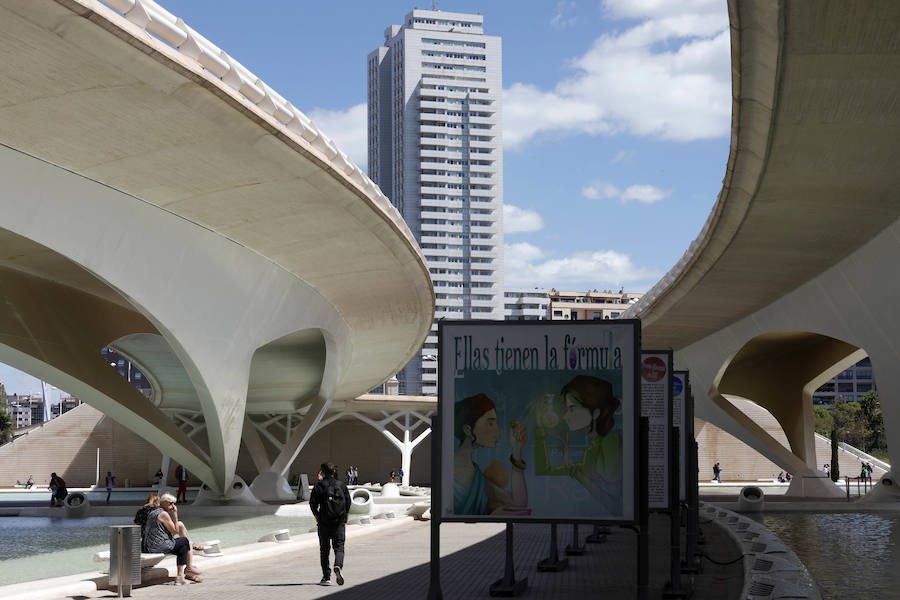 Turismo València ha presentado este miércoles las rutas turísticas 'Valencia de cine', que mostrarán a los más cinéfilos los espacios de la ciudad --por el centro histórico y la Ciutat de les Arts i les Ciències-- donde se han rodado películas como 'Tomorrowland', producciones de Bollywood o series como 'Dr Who' y 'El embarcadero'. Una de las rutas, que comenzará a partir de este sábado, consistirá en una visita guiada por los emplazamientos de las diferentes producciones audiovisuales rodadas en La Ciutat de les Arts i les Ciències. La otra transitará por el centro histórico de la ciudad, aunque en este caso no será guiada, sino con un plano incorporado y códigos QR, según ha explicado el director de la Fundación Turismo València, Antonio Bernabé. Los visitantes de la ruta de la Ciutat de les Arts i les Ciències podrán identificar los escenarios de rodaje de películas y series como las señaladas, a través del material gráfico facilitado. Según apunta Bernabé, esta es una propuesta «más» para los turistas y los propios valencianos «que pueden descubrir la Ciutat de les Arts i les Ciències desde la perspectiva de los rodajes». En el caso de la ruta por el casco histórico de València, se abarcará una zona «donde se han rodado más series y películas en estos últimos años» y mediante códigos QR, «el visitante podrá conectarse y así reconocer los lugares donde se han rodado algunas de las escenas», remarca el representante Turismo València. Los recorridos se realizarán el último sábado de cada mes --excepto en agosto-- y son productos independientes, que se pueden adquirir en la web de Turismo València o en cualquiera de las oficinas turísticas y se podrán hacer tanto en castellano como en inglés. El precio de la visita guiada será de 16 euros e incluirá una degustación de horchata.