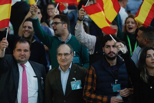 Miles de personas se dan cita en el Museo Príncipe Felipe para asistir al mitin de Vox con Santiago Abascal.