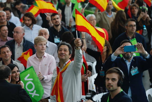 Miles de personas se dan cita en el Museo Príncipe Felipe para asistir al mitin de Vox con Santiago Abascal.