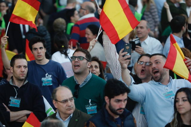 Miles de personas se dan cita en el Museo Príncipe Felipe para asistir al mitin de Vox con Santiago Abascal.