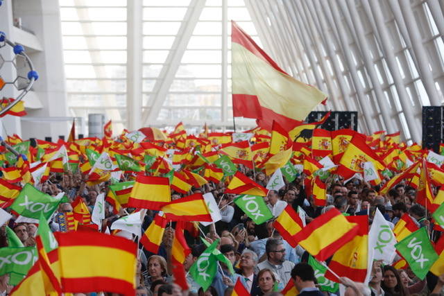 Miles de personas se dan cita en el Museo Príncipe Felipe para asistir al mitin de Vox con Santiago Abascal.