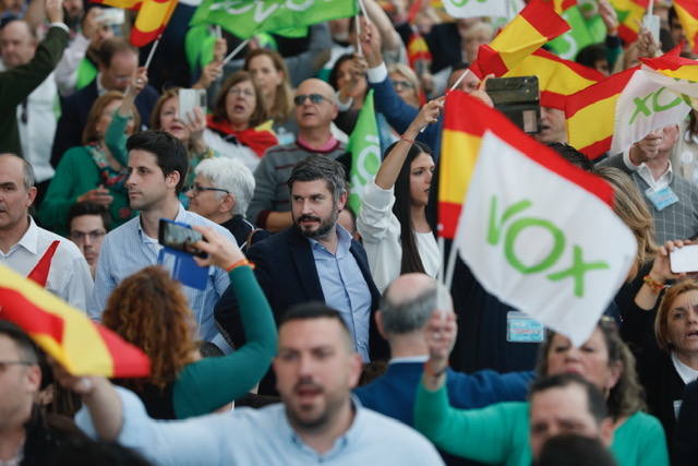 Miles de personas se dan cita en el Museo Príncipe Felipe para asistir al mitin de Vox con Santiago Abascal.