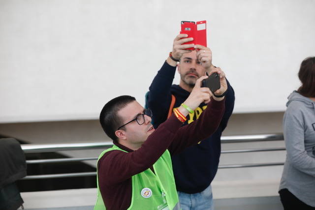 Miles de personas se dan cita en el Museo Príncipe Felipe para asistir al mitin de Vox con Santiago Abascal.