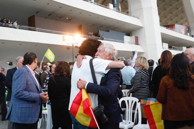 Miles de personas se dan cita en el Museo Príncipe Felipe para asistir al mitin de Vox con Santiago Abascal.