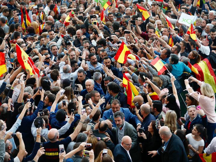 Miles de personas se dan cita en el Museo Príncipe Felipe para asistir al mitin de Vox con Santiago Abascal.