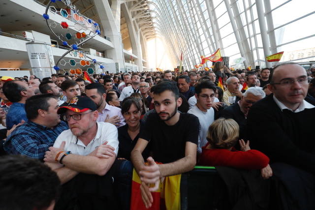 Miles de personas se dan cita en el Museo Príncipe Felipe para asistir al mitin de Vox con Santiago Abascal.