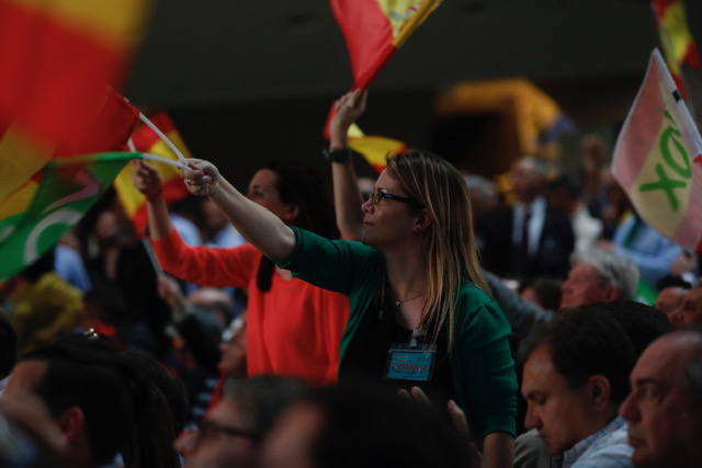 Miles de personas se dan cita en el Museo Príncipe Felipe para asistir al mitin de Vox con Santiago Abascal.