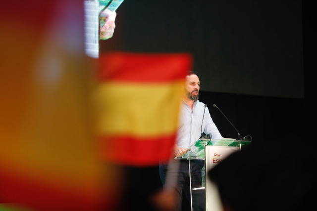 Miles de personas se dan cita en el Museo Príncipe Felipe para asistir al mitin de Vox con Santiago Abascal.