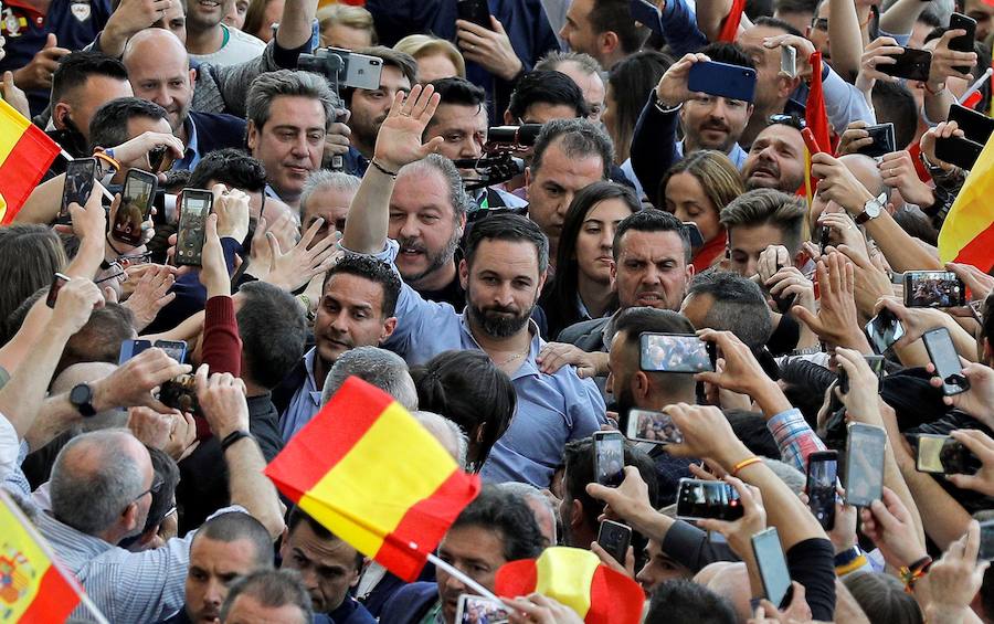 Miles de personas se dan cita en el Museo Príncipe Felipe para asistir al mitin de Vox con Santiago Abascal.