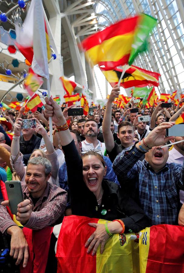 Miles de personas se dan cita en el Museo Príncipe Felipe para asistir al mitin de Vox con Santiago Abascal.