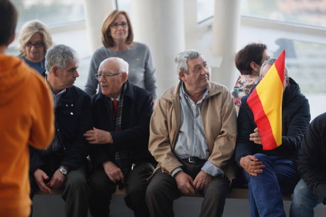 Miles de personas se dan cita en el Museo Príncipe Felipe para asistir al mitin de Vox con Santiago Abascal.