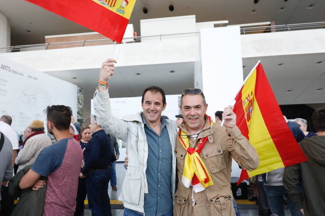 Miles de personas se dan cita en el Museo Príncipe Felipe para asistir al mitin de Vox con Santiago Abascal.