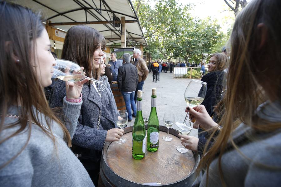 Vuelve la Mostra de Cavas y Vinos con su 31 edición, que estará disponible un año más en el Jardín del Turia hasta el próximo lunes 29 de abril, entre los puentes de Exposición y las Flores. La muestra premiará los mejores vinos y aceites de la Comunitat y ambientará la ciudad ofreciendo a los asistentes vinos, cavas, licores y otros productos gastronómicos como embutidos, aceites, quesos, dulces o alimentos de panadería. Además, también se podrán degustar arroces y disfrutar de un animado entorno con actuaciones musicales mientras saboreas las mejores copas. 