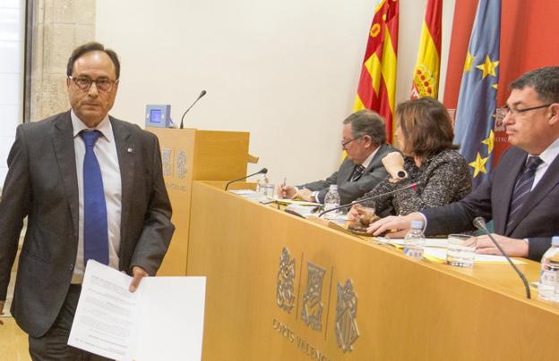 El conseller de Hacienda, Vicent Soler en la Diputación permanente de Les Corts. 