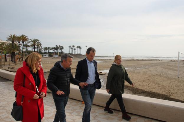 El alcalde José Chulvi visita la playa del Arenal junto a la subdelegada del Gobierno, Araceli Poblador, y el ministro Pedro Duque. 