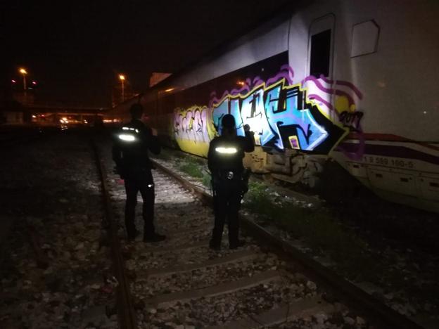 Arrestados dos jóvenes por pintar grafitis en trenes