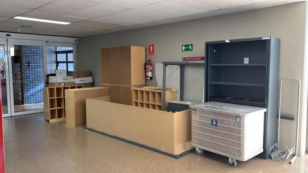 Mobiliario en un pasillo del hospital de Alzira. 