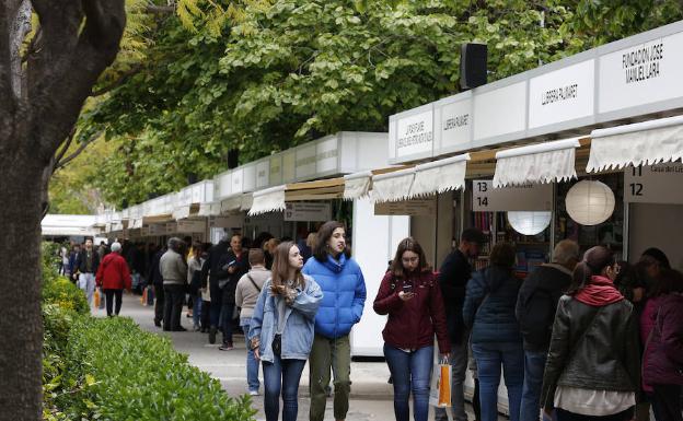 Asistentes a la Fira del Llibre, ayer en Viveros 