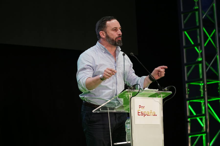 Miles de personas se dan cita en el Museo Príncipe Felipe para asistir al mitin de Vox con Santiago Abascal.