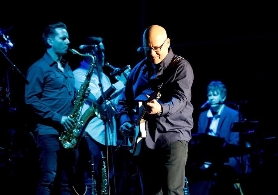 Fotos: Mark Knopfler suena en la plaza de toros Valencia