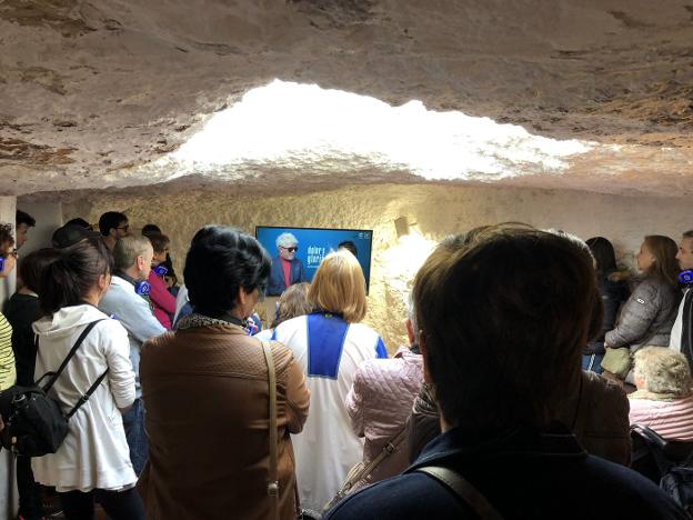 Visitantes en las cuevas de Paterna donde se rodó 'Dolor y gloria'. 