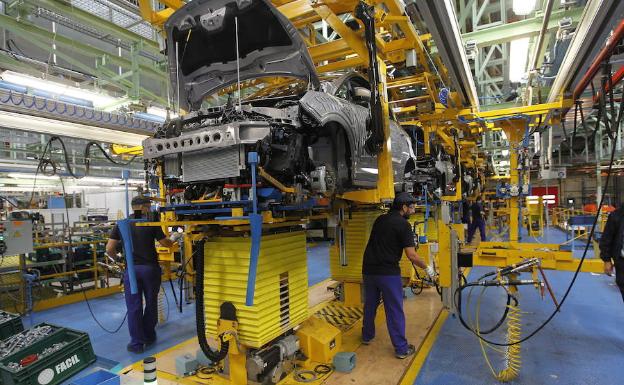 Trabajadores en la planta de montaje de Ford Almussafes. 