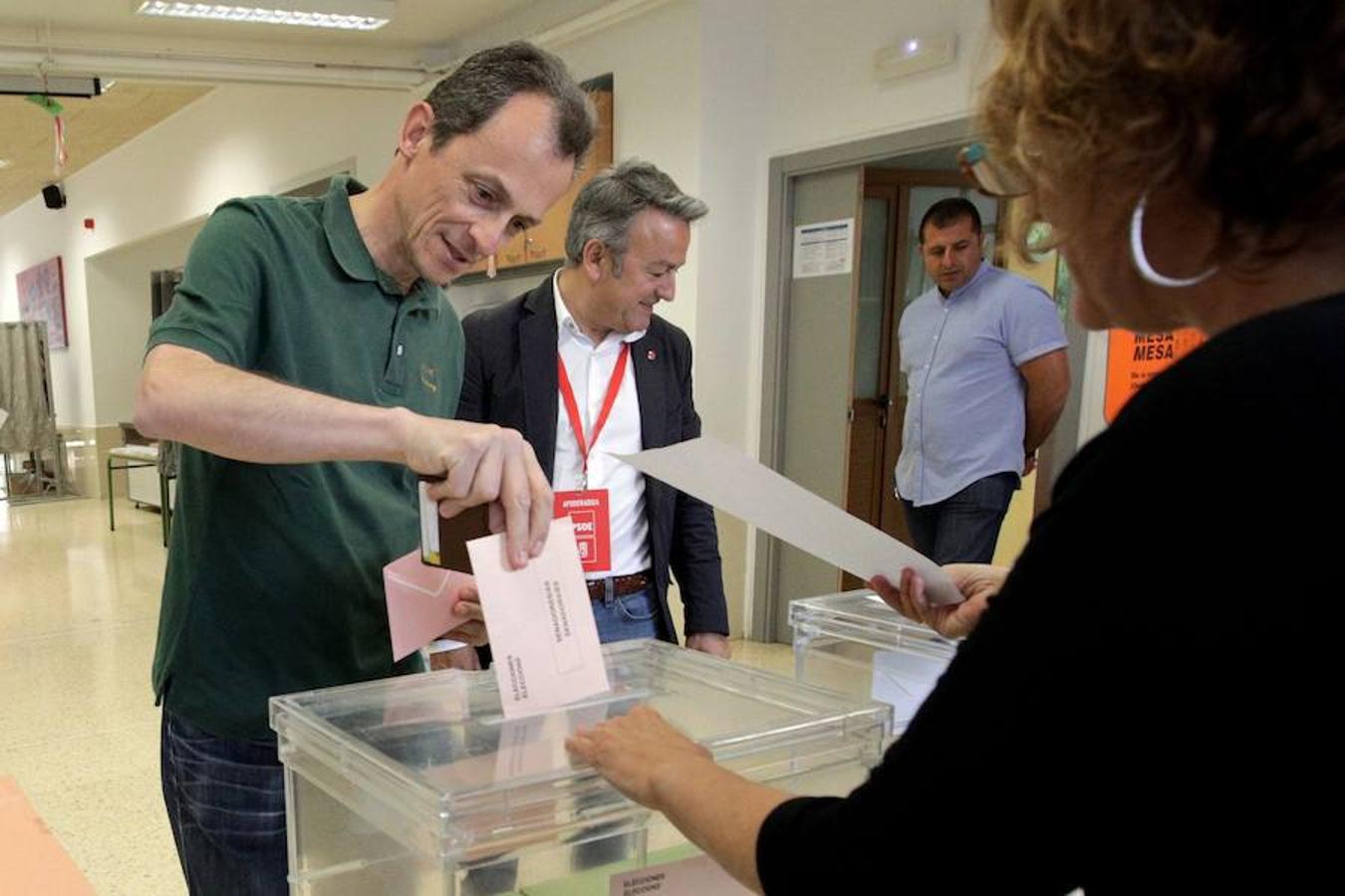 El ministro de Ciencia, Innovación y Universidades, Pedro Duque, votando en Xàbia (Alicante)