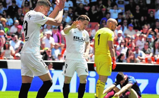 Sin acierto. Gameiro se disculpa con Rodrigo por no darle un balón claro para situarse solo ante el portero del Eibar.