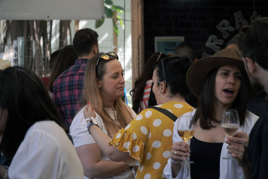 Los valencianos siguen disfrutando de los mejores vinos y productos gastronómicos en el Jardín del Turia, con la Mostra de Proava, que estará disponible hasta hasta el próximo lunes 29 de abril, entre los puentes de Exposición y las Flores.