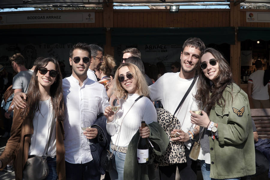 Los valencianos siguen disfrutando de los mejores vinos y productos gastronómicos en el Jardín del Turia, con la Mostra de Proava, que estará disponible hasta hasta el próximo lunes 29 de abril, entre los puentes de Exposición y las Flores.