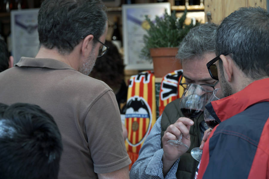 Los valencianos siguen disfrutando de los mejores vinos y productos gastronómicos en el Jardín del Turia, con la Mostra de Proava, que estará disponible hasta hasta el próximo lunes 29 de abril, entre los puentes de Exposición y las Flores.