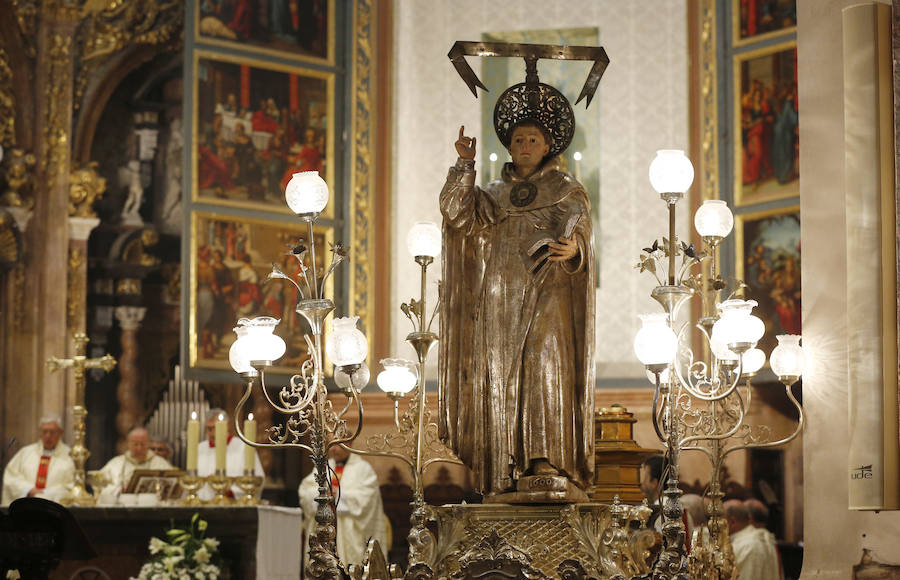 Valencia vive hoy el día grande en homenaje a su patrón, San Vicente Ferrer, de quien este año se cumplen 600 de su muerte en Vannes en 1419. Los actos han comenzado a primera hora de la mañana con una misa en la catedral mientras que a las 12 horas se ha celebrado una procesión por el centro de la ciudad en la que han participado los miembros de los altares que participan en el concurso de milacres de Lo Rat Penat. A las 19 horas hay programada la solemne procesión, que sacará a la imagen del santo por Ciutat Vella desde la catedral. 