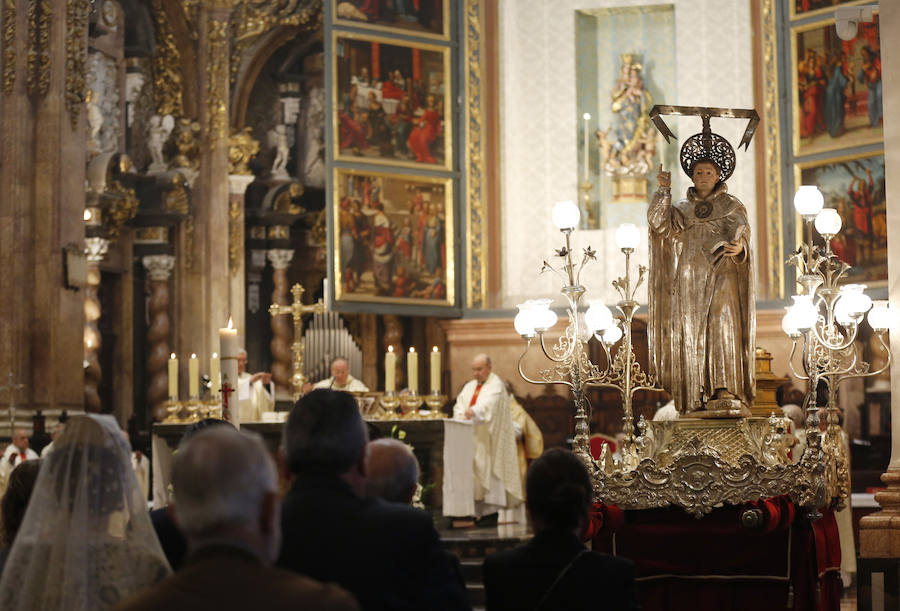 Valencia vive hoy el día grande en homenaje a su patrón, San Vicente Ferrer, de quien este año se cumplen 600 de su muerte en Vannes en 1419. Los actos han comenzado a primera hora de la mañana con una misa en la catedral mientras que a las 12 horas se ha celebrado una procesión por el centro de la ciudad en la que han participado los miembros de los altares que participan en el concurso de milacres de Lo Rat Penat. A las 19 horas hay programada la solemne procesión, que sacará a la imagen del santo por Ciutat Vella desde la catedral. 