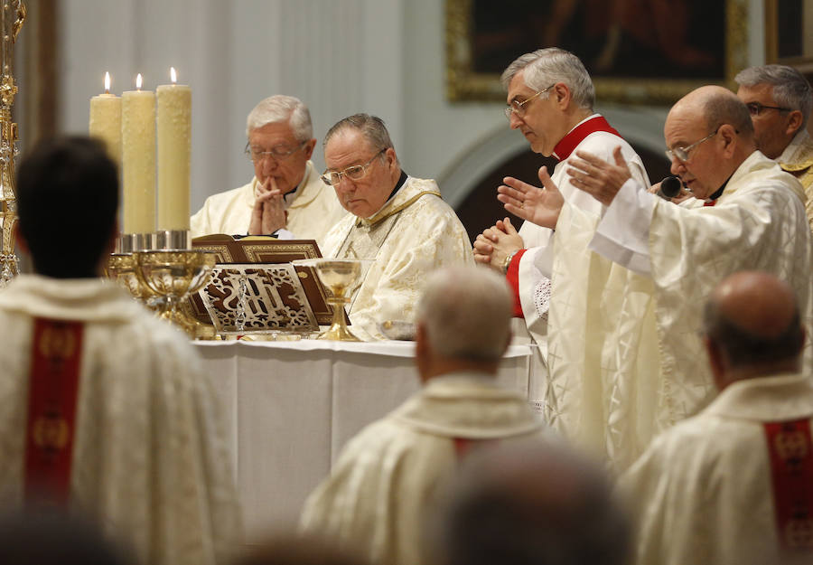 Valencia vive hoy el día grande en homenaje a su patrón, San Vicente Ferrer, de quien este año se cumplen 600 de su muerte en Vannes en 1419. Los actos han comenzado a primera hora de la mañana con una misa en la catedral mientras que a las 12 horas se ha celebrado una procesión por el centro de la ciudad en la que han participado los miembros de los altares que participan en el concurso de milacres de Lo Rat Penat. A las 19 horas hay programada la solemne procesión, que sacará a la imagen del santo por Ciutat Vella desde la catedral. 