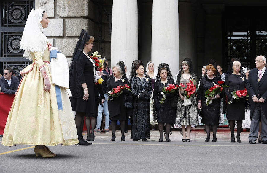 Valencia vive hoy el día grande en homenaje a su patrón, San Vicente Ferrer, de quien este año se cumplen 600 de su muerte en Vannes en 1419. Los actos han comenzado a primera hora de la mañana con una misa en la catedral mientras que a las 12 horas se ha celebrado una procesión por el centro de la ciudad en la que han participado los miembros de los altares que participan en el concurso de milacres de Lo Rat Penat. A las 19 horas hay programada la solemne procesión, que sacará a la imagen del santo por Ciutat Vella desde la catedral. 