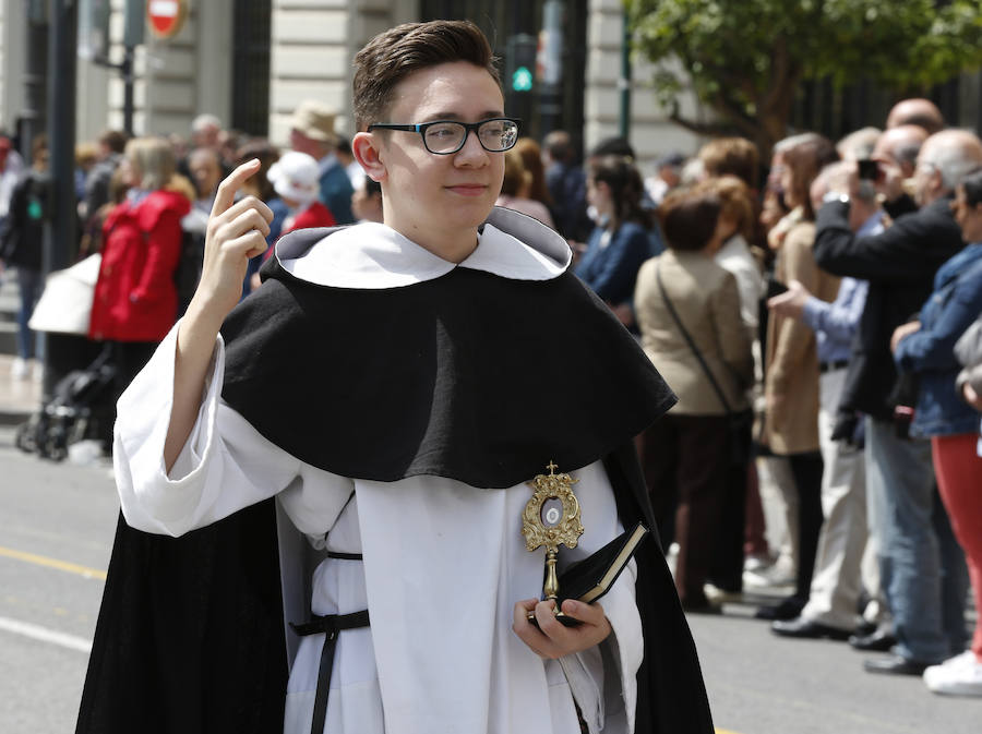 Valencia vive hoy el día grande en homenaje a su patrón, San Vicente Ferrer, de quien este año se cumplen 600 de su muerte en Vannes en 1419. Los actos han comenzado a primera hora de la mañana con una misa en la catedral mientras que a las 12 horas se ha celebrado una procesión por el centro de la ciudad en la que han participado los miembros de los altares que participan en el concurso de milacres de Lo Rat Penat. A las 19 horas hay programada la solemne procesión, que sacará a la imagen del santo por Ciutat Vella desde la catedral. 