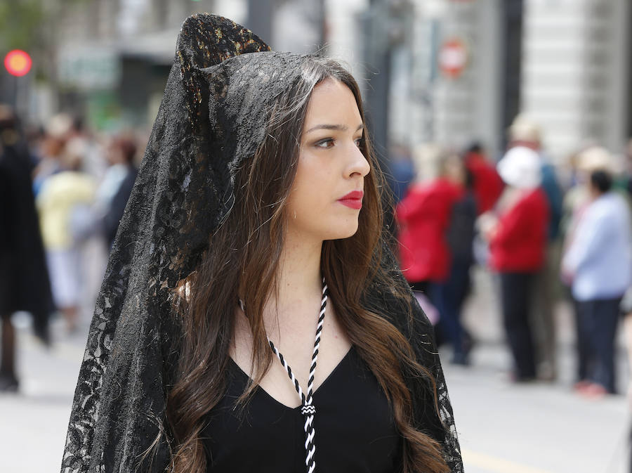 Valencia vive hoy el día grande en homenaje a su patrón, San Vicente Ferrer, de quien este año se cumplen 600 de su muerte en Vannes en 1419. Los actos han comenzado a primera hora de la mañana con una misa en la catedral mientras que a las 12 horas se ha celebrado una procesión por el centro de la ciudad en la que han participado los miembros de los altares que participan en el concurso de milacres de Lo Rat Penat. A las 19 horas hay programada la solemne procesión, que sacará a la imagen del santo por Ciutat Vella desde la catedral. 