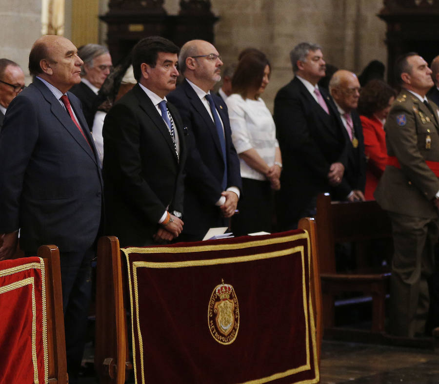 Valencia vive hoy el día grande en homenaje a su patrón, San Vicente Ferrer, de quien este año se cumplen 600 de su muerte en Vannes en 1419. Los actos han comenzado a primera hora de la mañana con una misa en la catedral mientras que a las 12 horas se ha celebrado una procesión por el centro de la ciudad en la que han participado los miembros de los altares que participan en el concurso de milacres de Lo Rat Penat. A las 19 horas hay programada la solemne procesión, que sacará a la imagen del santo por Ciutat Vella desde la catedral. 