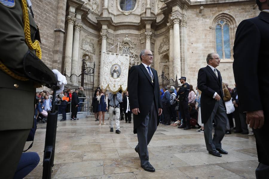 Valencia vive hoy el día grande en homenaje a su patrón, San Vicente Ferrer, de quien este año se cumplen 600 de su muerte en Vannes en 1419. Los actos han comenzado a primera hora de la mañana con una misa en la catedral mientras que a las 12 horas se ha celebrado una procesión por el centro de la ciudad en la que han participado los miembros de los altares que participan en el concurso de milacres de Lo Rat Penat. A las 19 horas hay programada la solemne procesión, que sacará a la imagen del santo por Ciutat Vella desde la catedral. 