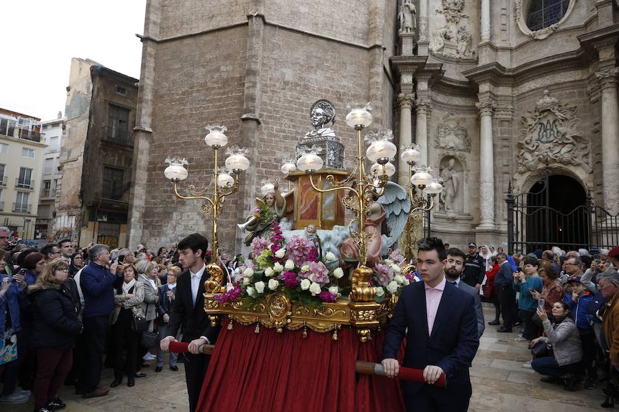 Valencia vive hoy el día grande en homenaje a su patrón, San Vicente Ferrer, de quien este año se cumplen 600 de su muerte en Vannes en 1419. Los actos han comenzado a primera hora de la mañana con una misa en la catedral mientras que a las 12 horas se ha celebrado una procesión por el centro de la ciudad en la que han participado los miembros de los altares que participan en el concurso de milacres de Lo Rat Penat. A las 19 horas hay programada la solemne procesión, que sacará a la imagen del santo por Ciutat Vella desde la catedral. 