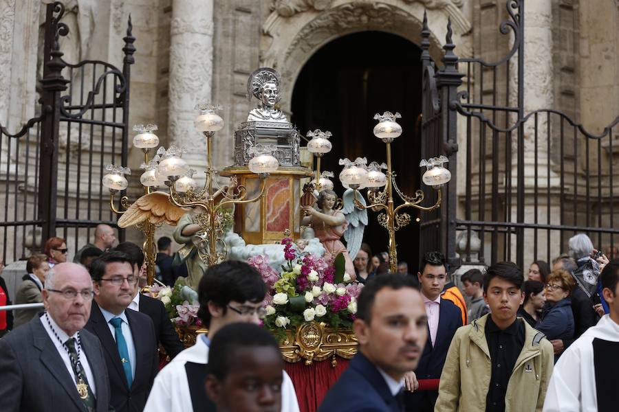 Valencia vive hoy el día grande en homenaje a su patrón, San Vicente Ferrer, de quien este año se cumplen 600 de su muerte en Vannes en 1419. Los actos han comenzado a primera hora de la mañana con una misa en la catedral mientras que a las 12 horas se ha celebrado una procesión por el centro de la ciudad en la que han participado los miembros de los altares que participan en el concurso de milacres de Lo Rat Penat. A las 19 horas hay programada la solemne procesión, que sacará a la imagen del santo por Ciutat Vella desde la catedral. 