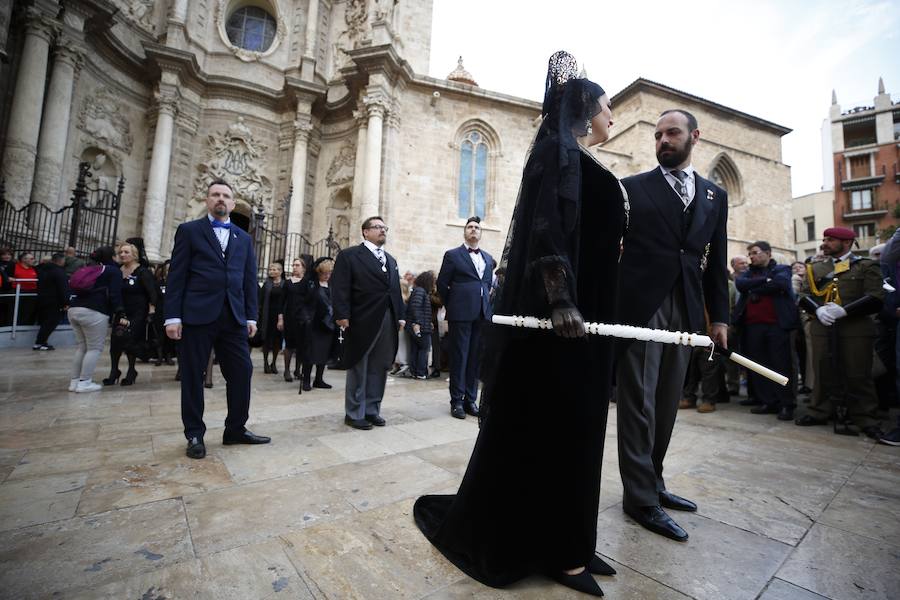 Valencia vive hoy el día grande en homenaje a su patrón, San Vicente Ferrer, de quien este año se cumplen 600 de su muerte en Vannes en 1419. Los actos han comenzado a primera hora de la mañana con una misa en la catedral mientras que a las 12 horas se ha celebrado una procesión por el centro de la ciudad en la que han participado los miembros de los altares que participan en el concurso de milacres de Lo Rat Penat. A las 19 horas hay programada la solemne procesión, que sacará a la imagen del santo por Ciutat Vella desde la catedral. 