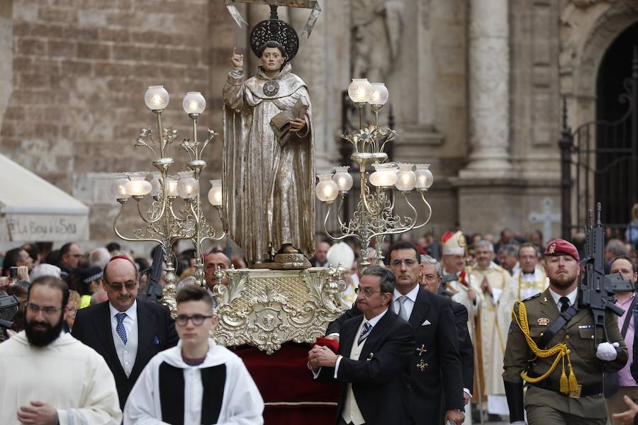 Valencia vive hoy el día grande en homenaje a su patrón, San Vicente Ferrer, de quien este año se cumplen 600 de su muerte en Vannes en 1419. Los actos han comenzado a primera hora de la mañana con una misa en la catedral mientras que a las 12 horas se ha celebrado una procesión por el centro de la ciudad en la que han participado los miembros de los altares que participan en el concurso de milacres de Lo Rat Penat. A las 19 horas hay programada la solemne procesión, que sacará a la imagen del santo por Ciutat Vella desde la catedral. 