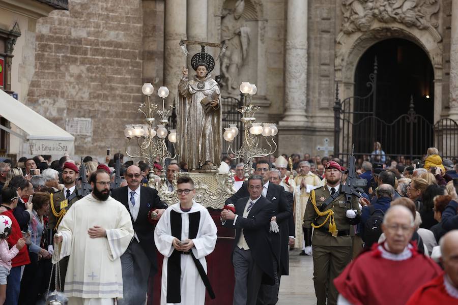 Valencia vive hoy el día grande en homenaje a su patrón, San Vicente Ferrer, de quien este año se cumplen 600 de su muerte en Vannes en 1419. Los actos han comenzado a primera hora de la mañana con una misa en la catedral mientras que a las 12 horas se ha celebrado una procesión por el centro de la ciudad en la que han participado los miembros de los altares que participan en el concurso de milacres de Lo Rat Penat. A las 19 horas hay programada la solemne procesión, que sacará a la imagen del santo por Ciutat Vella desde la catedral. 