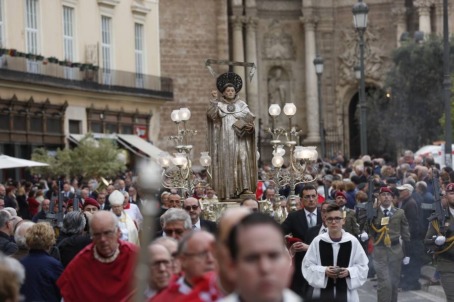 Valencia vive hoy el día grande en homenaje a su patrón, San Vicente Ferrer, de quien este año se cumplen 600 de su muerte en Vannes en 1419. Los actos han comenzado a primera hora de la mañana con una misa en la catedral mientras que a las 12 horas se ha celebrado una procesión por el centro de la ciudad en la que han participado los miembros de los altares que participan en el concurso de milacres de Lo Rat Penat. A las 19 horas hay programada la solemne procesión, que sacará a la imagen del santo por Ciutat Vella desde la catedral. 