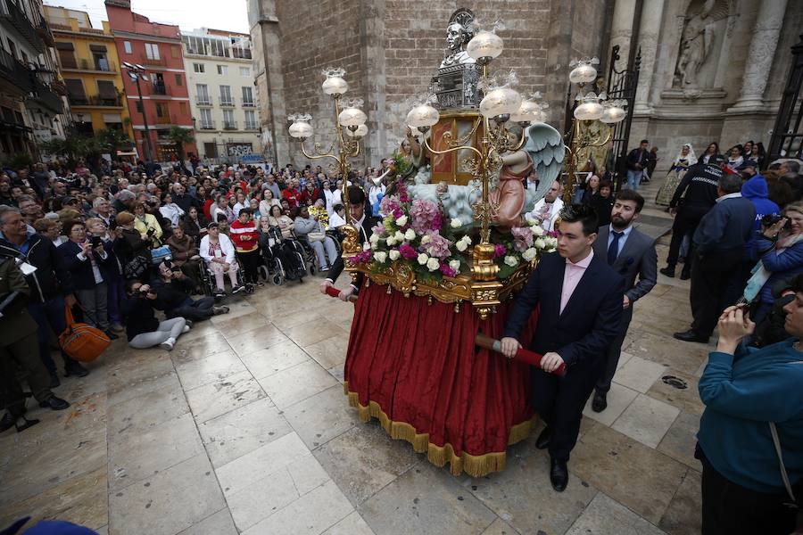 Valencia vive hoy el día grande en homenaje a su patrón, San Vicente Ferrer, de quien este año se cumplen 600 de su muerte en Vannes en 1419. Los actos han comenzado a primera hora de la mañana con una misa en la catedral mientras que a las 12 horas se ha celebrado una procesión por el centro de la ciudad en la que han participado los miembros de los altares que participan en el concurso de milacres de Lo Rat Penat. A las 19 horas hay programada la solemne procesión, que sacará a la imagen del santo por Ciutat Vella desde la catedral. 